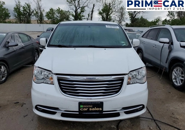 Chrysler Town &amp; Country cena 30740 przebieg: 89643, rok produkcji 2016 z Tuchów małe 67